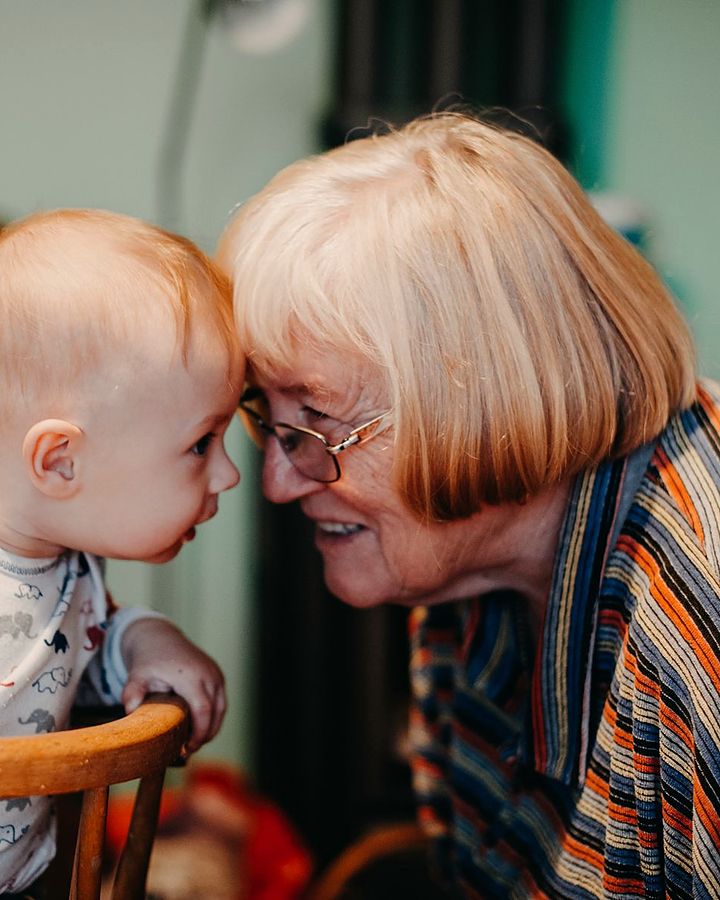 Una abuela y un bebé se miran a los ojos, muy cerca
