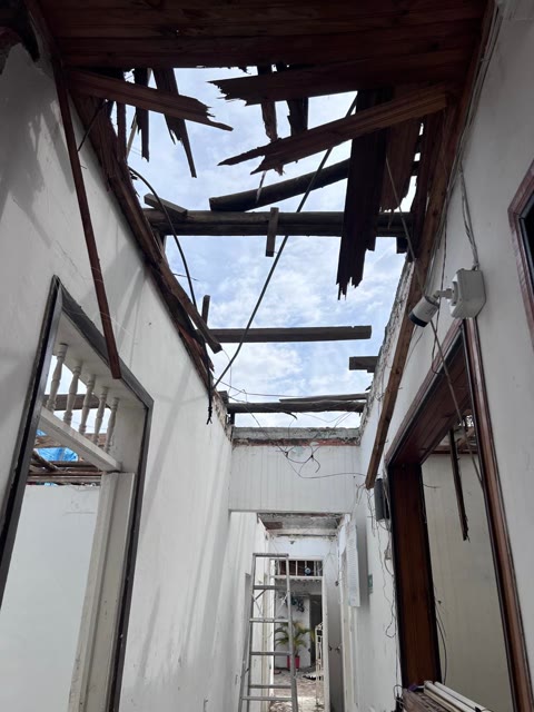 El corredor del hogar con parte del techo colapsado después del terremoto